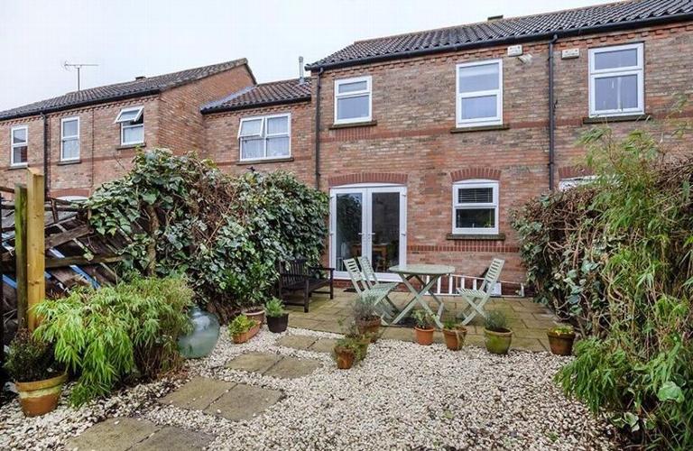 Hansome Place, York Hansome Place, is a charming one bedroom Townhouse. Situated close to York Teaching Hospital and has free off street private parking. 
 